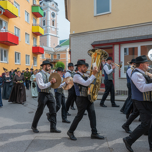Die Stadtkapelle geht hinter den Zunftfahnen vorran.