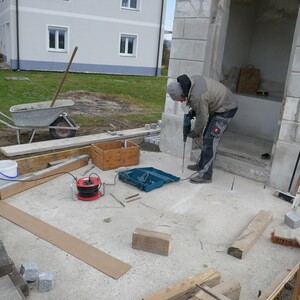 Helmut bereitet die Schalung für den Eingangsbereich vor.