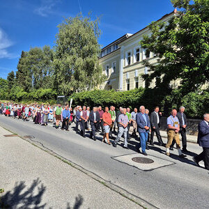 Prozession zum Schulzentrum