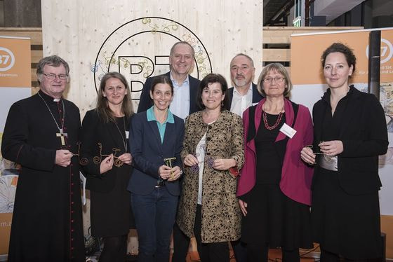 V. l.: Bischof Manfred Scheuer, Ulrike Würzburger (B7), Elisabeth Manhal (LAbg.), Gerhard Strasser (GF AMS OÖ), LRin Birgit Gerstorfer, Helmut Bayer (GF B7), Anna Wall-Strasser (Obfrau B7), Judith Pühringer (GF arbeit plus Soziale Unternehmen Ö)