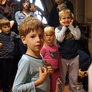 Domorganist Wolfgang Kreuzhuber mit großen und kleinen Orgelentdeckerinnen und Orgelentdeckern an der Rudigierorgel