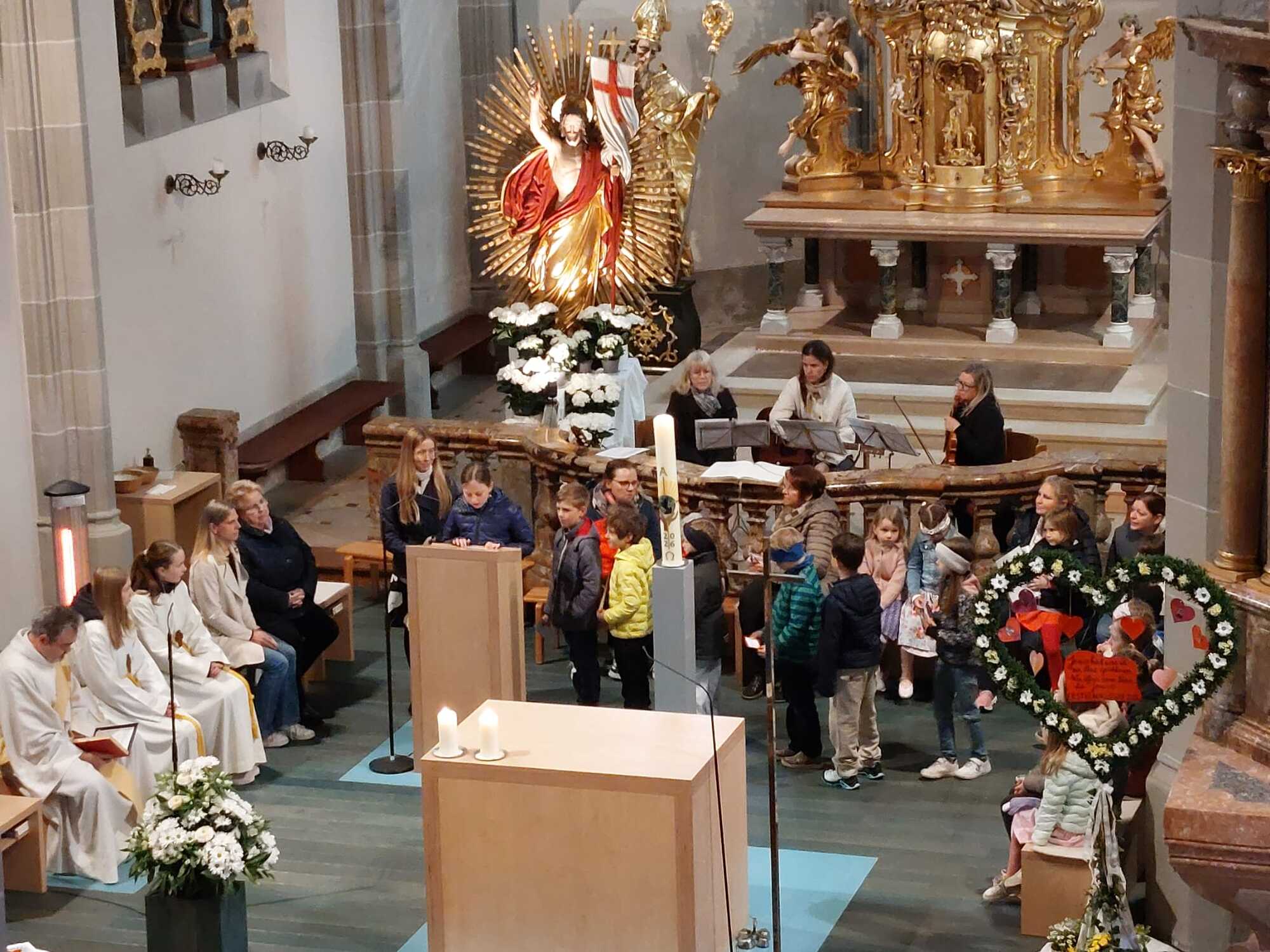 amiliengottesdienst - mit den Täuflingen