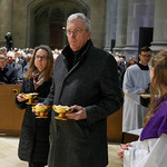 Bei der Gabenbereitung brachten ausgewählte Personen – u. a. Verwandte und Wegbegleiter:innen von Bischof Maximilian Aichern – die Gaben Brot und Wein zum Altar.