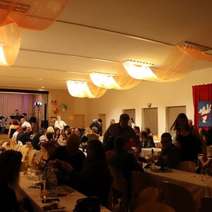 Föhnfarisur trifft Schulterpolster - Das Motto dieses Festes