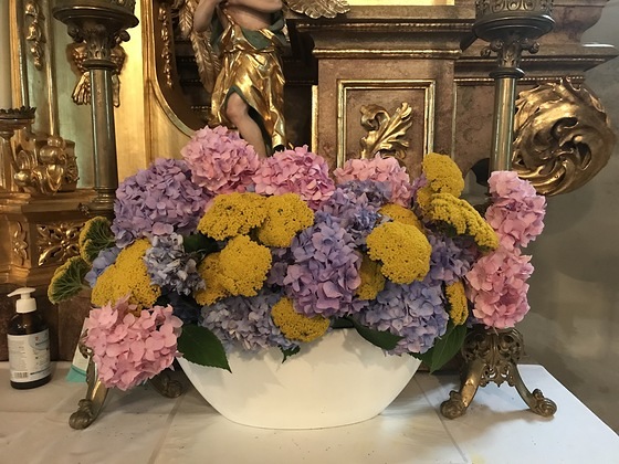 Blumenschmuck in Prameter Pfarrkirche erfreut Kirchenbesucher
