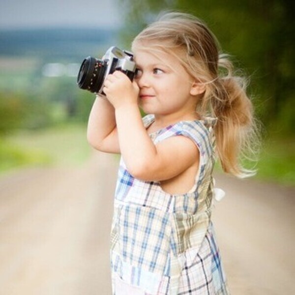 kind mit Kamera 