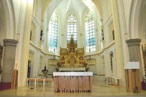 Altarraum- und Fenstergestaltung von Katarina Matiasek