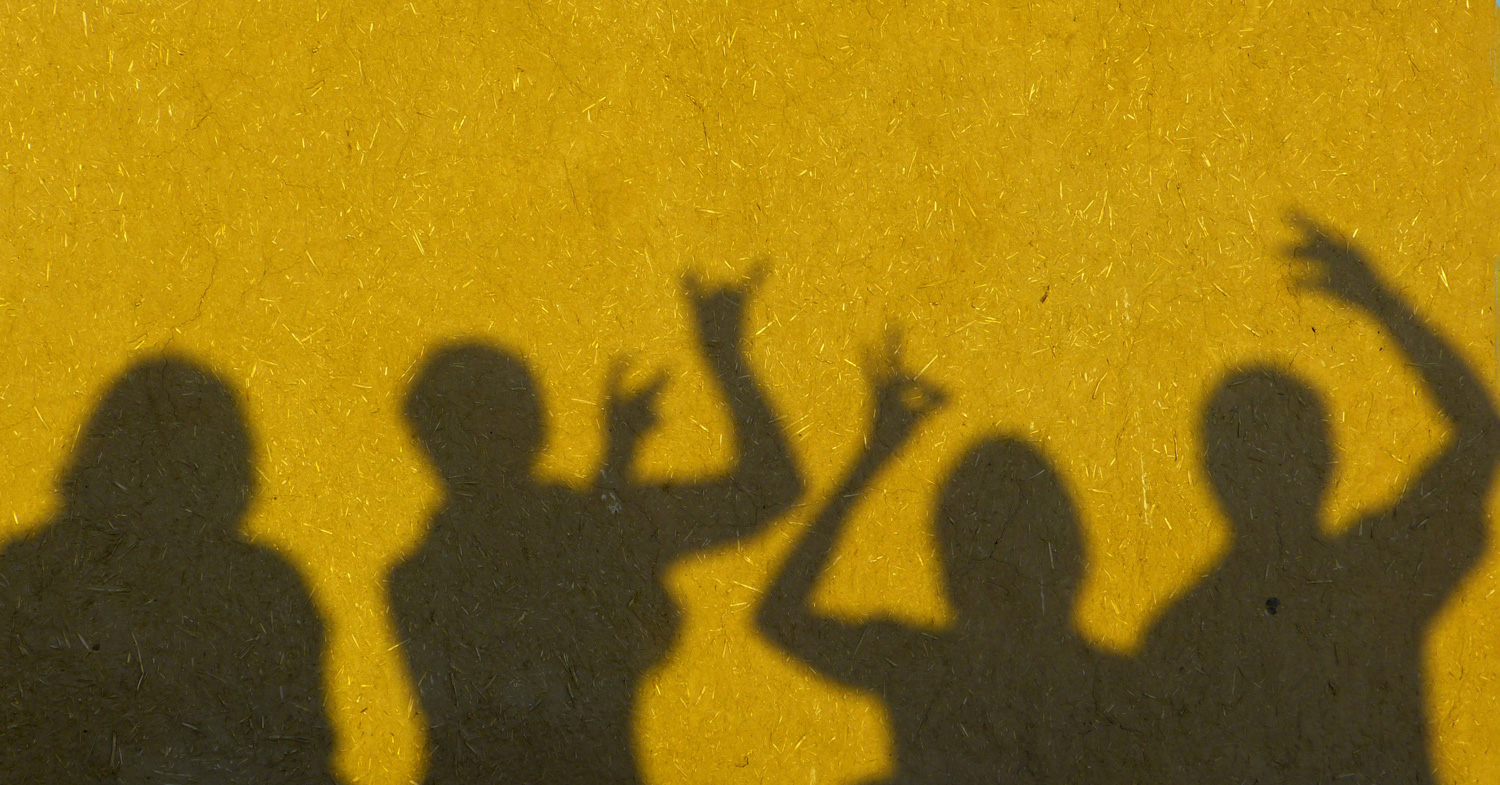 Schatten von fröhlichen Menschen