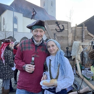 kmb-Obmann und kfb-Obfrau als Piraten