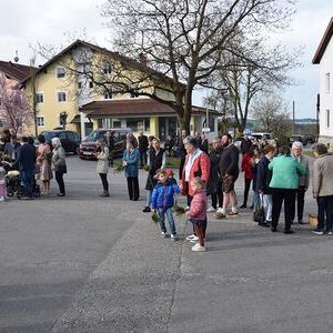 Palmweihe vor dem Pfarrheim