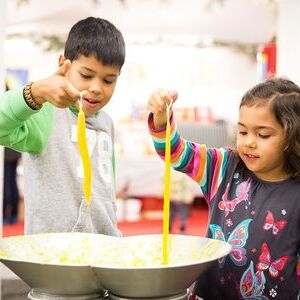 Ein einzigartiges Erlebnis in der Vorweihnachtszeit: In der (beheizten) Krypta des Mariendoms entsteht aus einem Kerzendocht Schritt für Schritt eine Kerze.