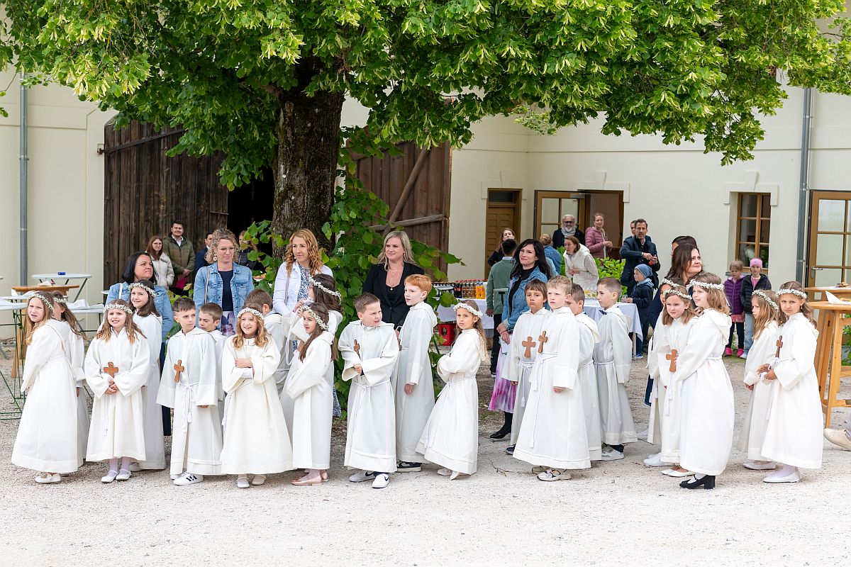 Erstkommunion Holzhausen 2025 / Foto: Huemer Claudia / sara-moments.com