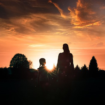 Erwachsener und Kind gehen