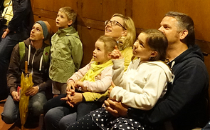 Marie und Enya mit ihren Eltern bei der Familienführung „Orgel für alle Sinne“ im Mariendom Linz an der Rudigierorgel