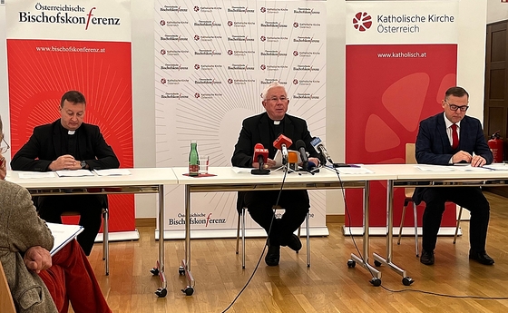 V. l.: Bischofskonferenz-Generalsekretär Peter Schipka, Erzbischof Franz Lackner und Sprecher Paul Wuthe.
