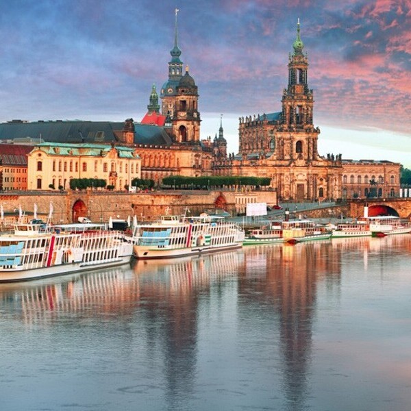 in der Elbe spiegelt sich die Silhouette von Dresden mit Abendstimmung
