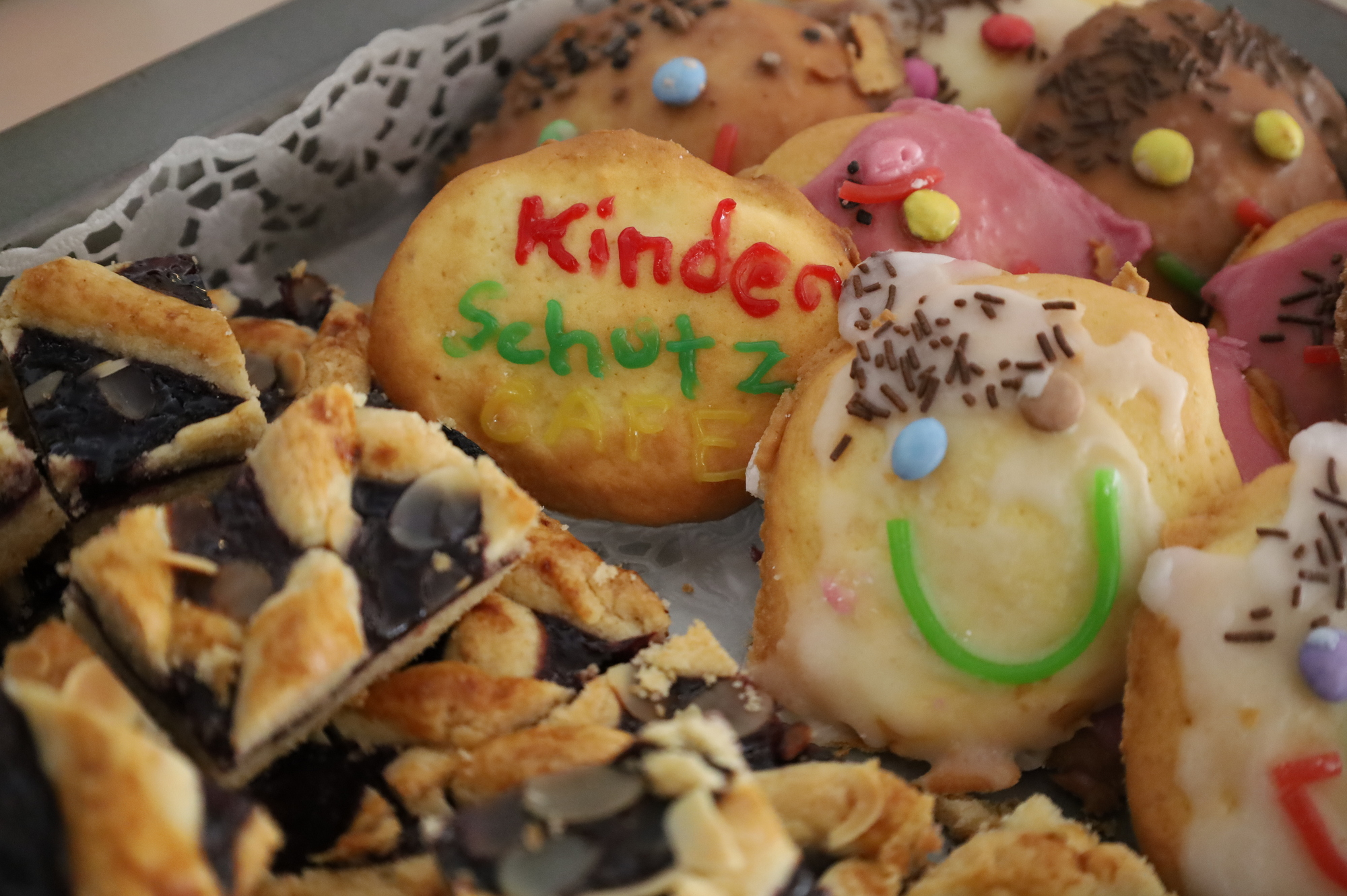 Kuchen und Kekse beim Kinderschutzcafé