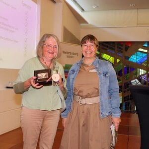Leonore Geißelbrecht-Taferner, Stadtbibliothek Eferding, und Elke Groß-Miko