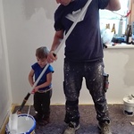 Jannek und Samuel beim Ausmalen des Zimmers der Uroma