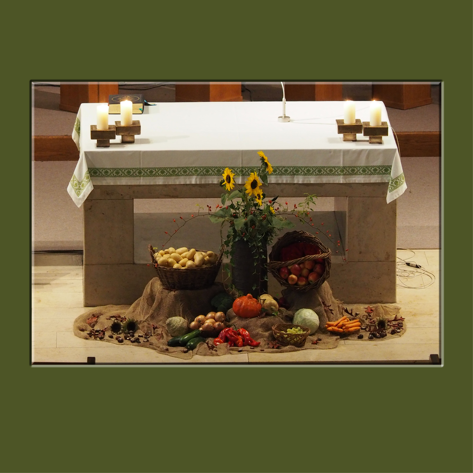 altar mit erntedank-deko
