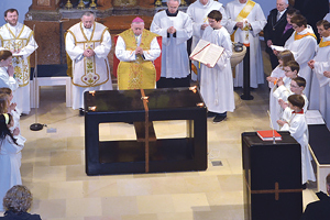 Bischof Ludwig Schwarz weihte den neuen Altar