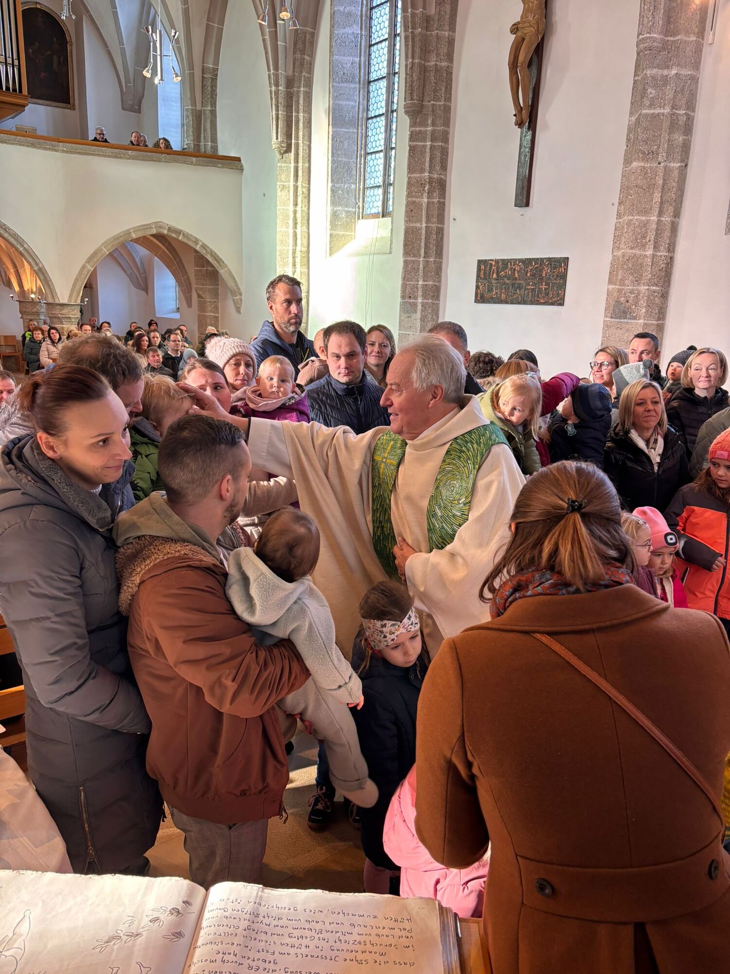 P. Arno segnet die Kinder