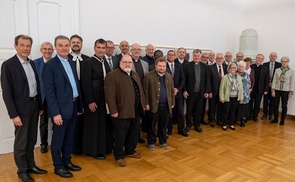 Die ausgezeichneten Priester und Diakone (mit ihren Ehefrauen) mit Bischof Manfred Scheuer, Generalvikar Severin Lederhilger, Bischofsvikar Johann Hintermaier, Ordinariatskanzler Christoph Lauermann, Martin Füreder und Peter Schwarzenbacher