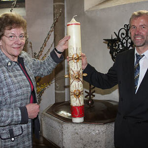 Übergabe der Osterkerze