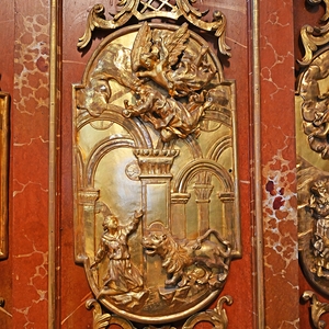 Holzrelief am Hochaltar: Daniel und Habakuk in der Löwengrube