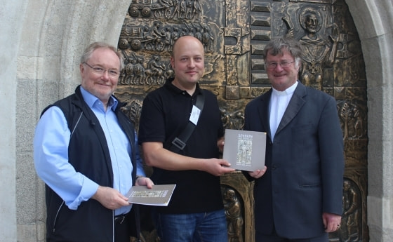 Projektleiter Mag. Stefan Dorninger (Mitte) übergibt die neue Severin-Broschüre an Bischof Dr. Manfred Scheuer. Mit dabei auch Generalvikar DDr. Severin Lederhilger (links).