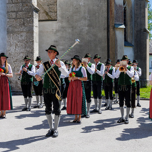 F26-06-04_5241_Katharina Brandstetter mit der Monstranz bei der Kirche_Himmel wird zusammengefalten