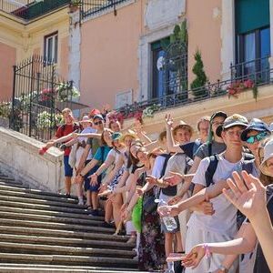 Von 28. Juli bis 3. August 2024 versammelten sich in Rom rund 3200 Ministrant*innen und Begleitpersonen aus ganz Österreich zur Internationalen Ministrant*innen-Wallfahrt. Verschiedene Sehenswürdigkeiten, wie die spanische Treppe, wurden gemeinsam be