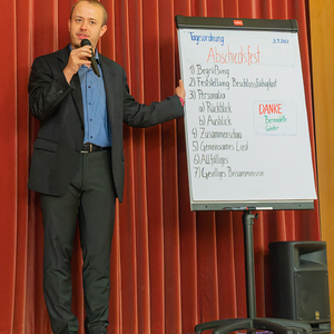 Dankefest im Pfarrsaal Kirchdorf an der Krems, Bild: Jakob Haijes, Pfarrgemeinderatsobmann, bei der Eröffnung der „Sitzung“ 