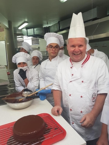 Bäckermeister Weigl ist stolz auf seine Lehrlinge und die gelungene Sachertorte 