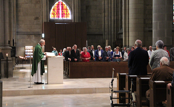 Bischofsvikar Wilhelm Vieböck dankte mit (Jubel-)Paaren im Mariendom für die gemeinsame Zeit. / © BEZIEHUNGLEBEN.AT | Hölzl Bischofsvikar Wilhelm Vieböck dankte mit (Jubel-)Paaren im Mariendom für die gemeinsame Zeit.
