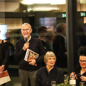 Anlässlich 100 Jahre Mariendom haben sich acht Künstlerinnen in künstlerischen Interventionen und Installationen gegenwärtigen Entwicklungen und Herausforderungen zu Themen rund um Frauenrollen, Familienbilder und Geschlechtergerechtigkeit gewidmet. 