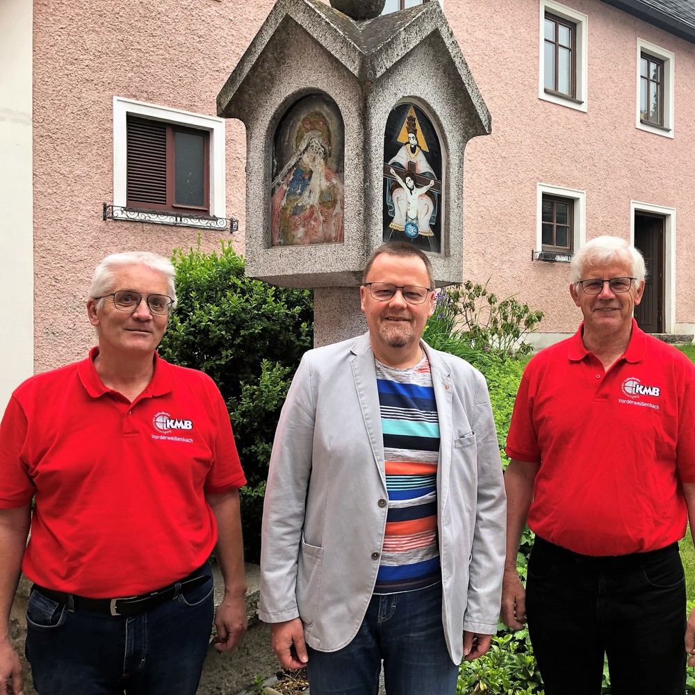 Von links nach rechts: Kurt Neundlinger, Josef Pfaffenbauer und Herbert Kaar vor dem Eingang ins Pfarrheim Vorderweißenbach