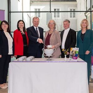 V. l.: Fachlehrerin Andrea Ertl, Direktorin Adelheid Burtscher-Zauner (Fachschule Mauerkirchen), Landeshauptmann Thomas Stelzer, Margit Schmidinger (ehrenamtliche Vorsitzende der Katholischen Frauenbewegung in OÖ), Bischof Manfred Scheuer und Michael