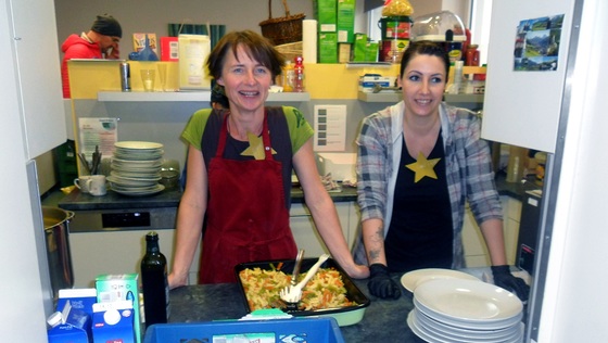 SchülerInnen und LehrerInnen zauberten leckere Gerichte.