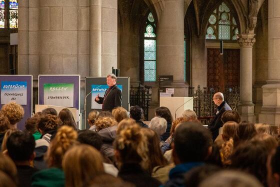 „SpiriTRAIL“ durch Linz für 800 angehende Maturant:innen / © Diözese Linz / Margit Pschorn Segensfeier mit Bischof Manfred Scheuer und Superintendent Gerold Lehner im Mariendom.