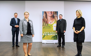 (v.l.): LH Mag. Thomas Stelzer, Mag.a Silvia Breitwieser (Leiterin TelefonSeelsorge, Bischof Dr. Manfred Scheuer, Mag.a Barbara Lanzerstorfer-Holzner (TelefonSeelsorge)