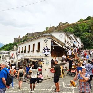 Basarstraßen von Gjirokaster, überragt von der Burgfestung aus dem 13 Jh