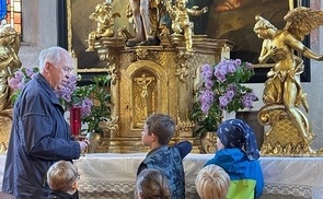 Altarraum entdecken mit Erstkommunionskindern