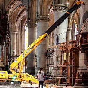 Umbauarbeiten im Mariendom Linz zur Innenraumgestaltung