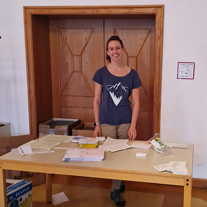 Elisabeth teilt die Gruppen ein