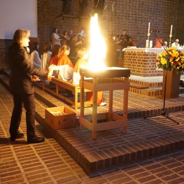 Das Osterfeuer wird entzündet