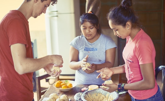 Der Freiwillige Valentin Wiesinger aus Wien bereitet in San Ignacio de Velasco/Bolivien mit Mädchen aus dem Internat österreichische Marillenknödel zu 