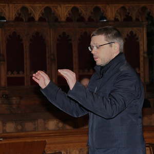 Chorleiter Andreas Peterl gibt den Einsatz zum Kyrie.