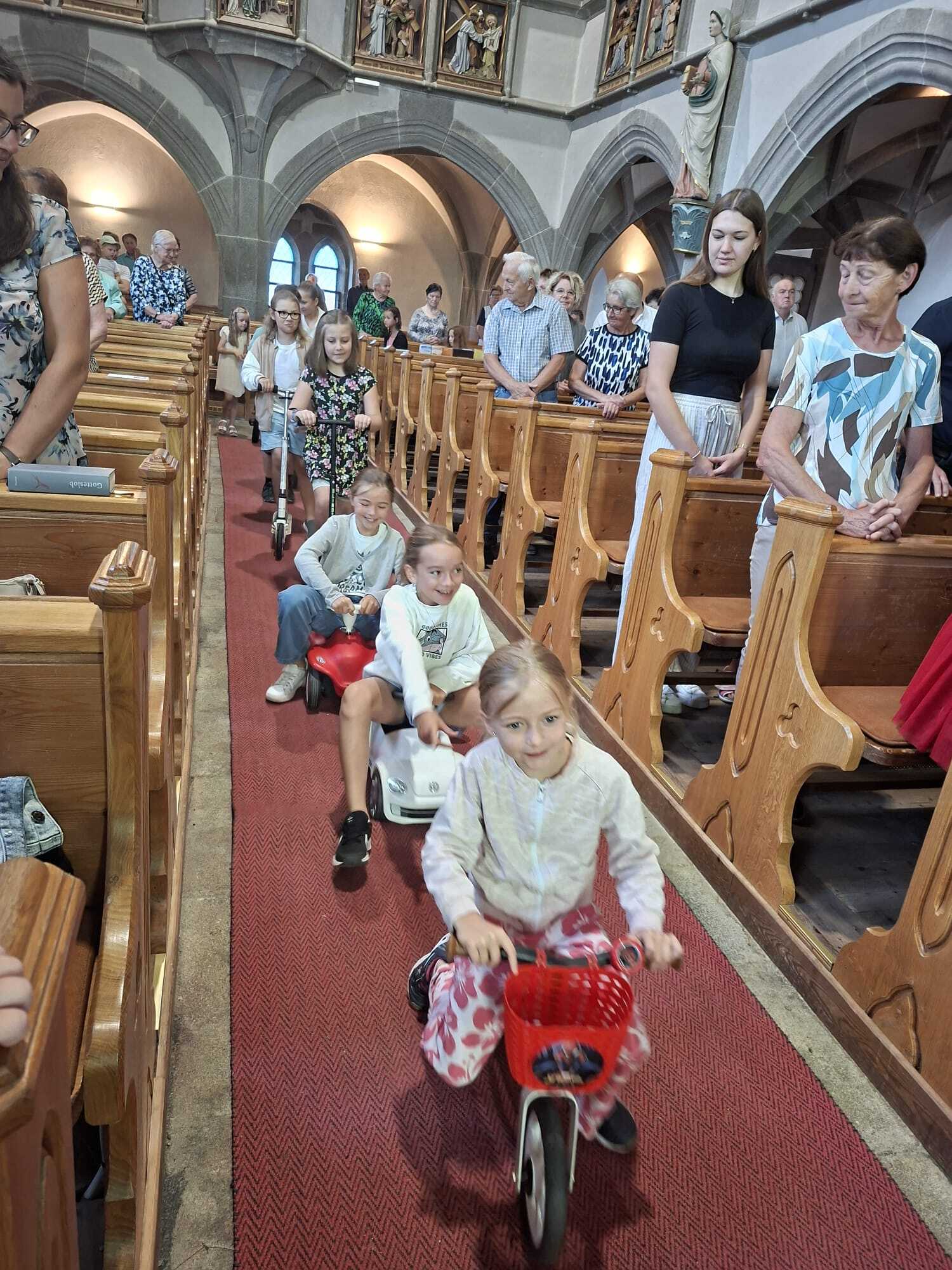 Kinder-Fahrzeuge Segnung