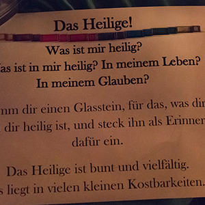 Nacht der 1000 Lichter erstmals auch in in der Pfarre Kirchdorf/Krems. Der Lichterweg begann am Kirchenplatz und führte durch die Kirche. Dort gab es mehrere Impuls-Stationen: Genussmeditation, Namensbänke wie Glaubensbank, Kraftbank, Gott-Sei-Dank-B